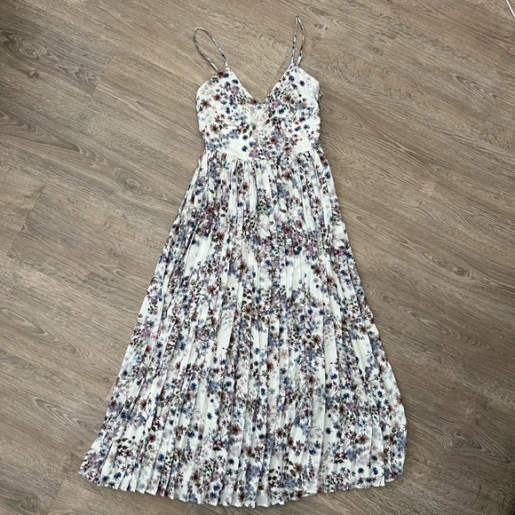 H&M Romantic Pleated Dress - Picture 2 of 11